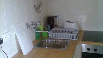 Jääkaappi, uuni, liesi, vedenkeitin