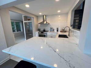 Kjøleskap, kaffetrakter/tekoker og kjøkkenutstyr