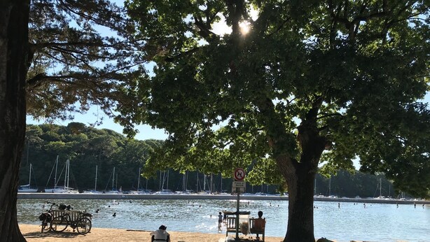 A lakeside park with a sandy area, benches, and a bicycle. - Studio 35m² with large garden, train station 5 min, parking, wifi THD, near beach (Vannes)