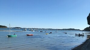A beach with boats and a clear sky. - Studio 35m² with large garden, train station 5 min, parking, wifi THD, near beach (Vannes)