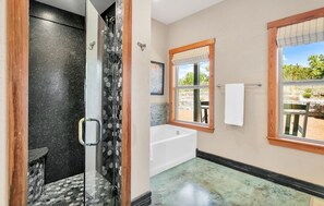 Ensemble douche/baignoire, sèche-cheveux, serviettes fournies