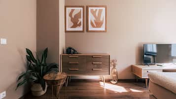 *Midtown* 2-Room Apartment with Kitchen | 起居區