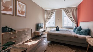 *Midtown* 2-Room Apartment with Kitchen | Tempat tidur bayi (biaya tambahan), Wi-Fi gratis, dan seprai linen