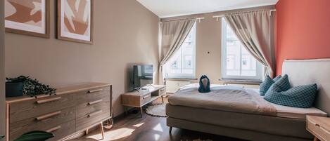 *Midtown* 2-Room Apartment with Kitchen | Cribs/infant beds, travel crib, free WiFi, bed sheets