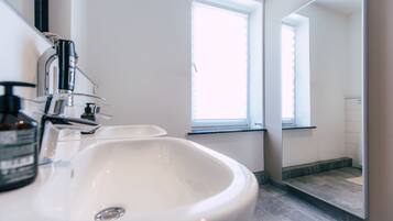 *Midtown* 2-Room Apartment with Kitchen | Phòng tắm | Khăn tắm, dầu gội
