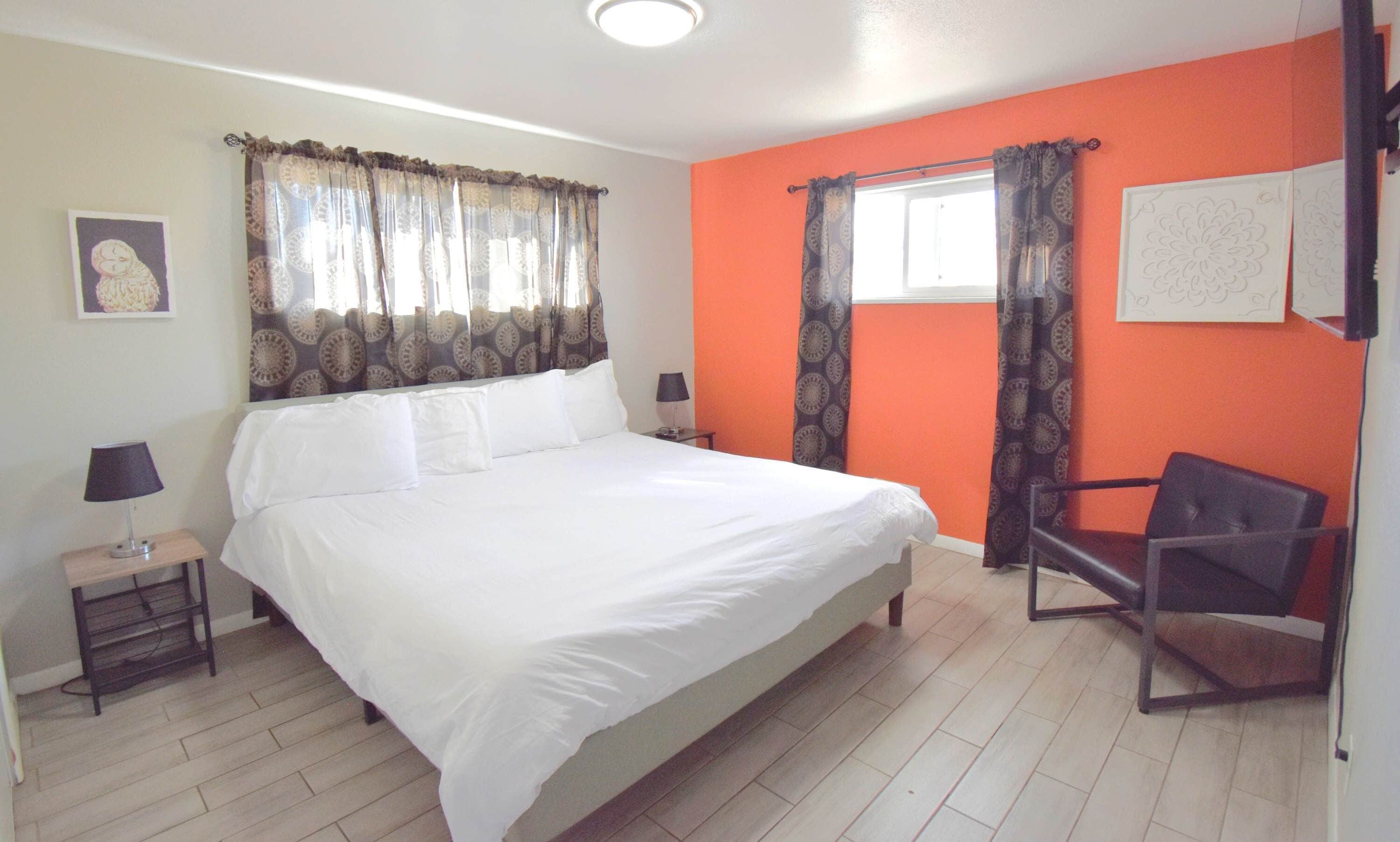 2 عدّة غرف نوم ومكواة/لوح كي وسرير سفر وواي فاي