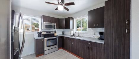 Kühlschrank, Mikrowelle, Ofen, Herdplatte