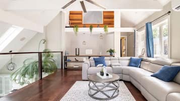 Smart TV, chimenea y monitor de computadora