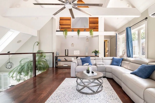 Smart-tv, een open haard en een computerscherm