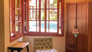 Suite | Área de estar | TV 32 polegadas com canais a cabo, livros