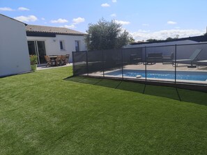 Outdoor pool, a heated pool - Single-storey house with heated swimming pool (L'Houmeau)
