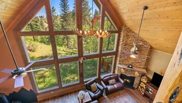 Smart TV, chimenea, reproductor de DVD y futbolito
