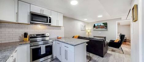 Réfrigérateur, micro-ondes, four, plaque de cuisson