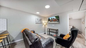 TV, offices - Cozy Lower Unit Retreat in Denver (Denver)