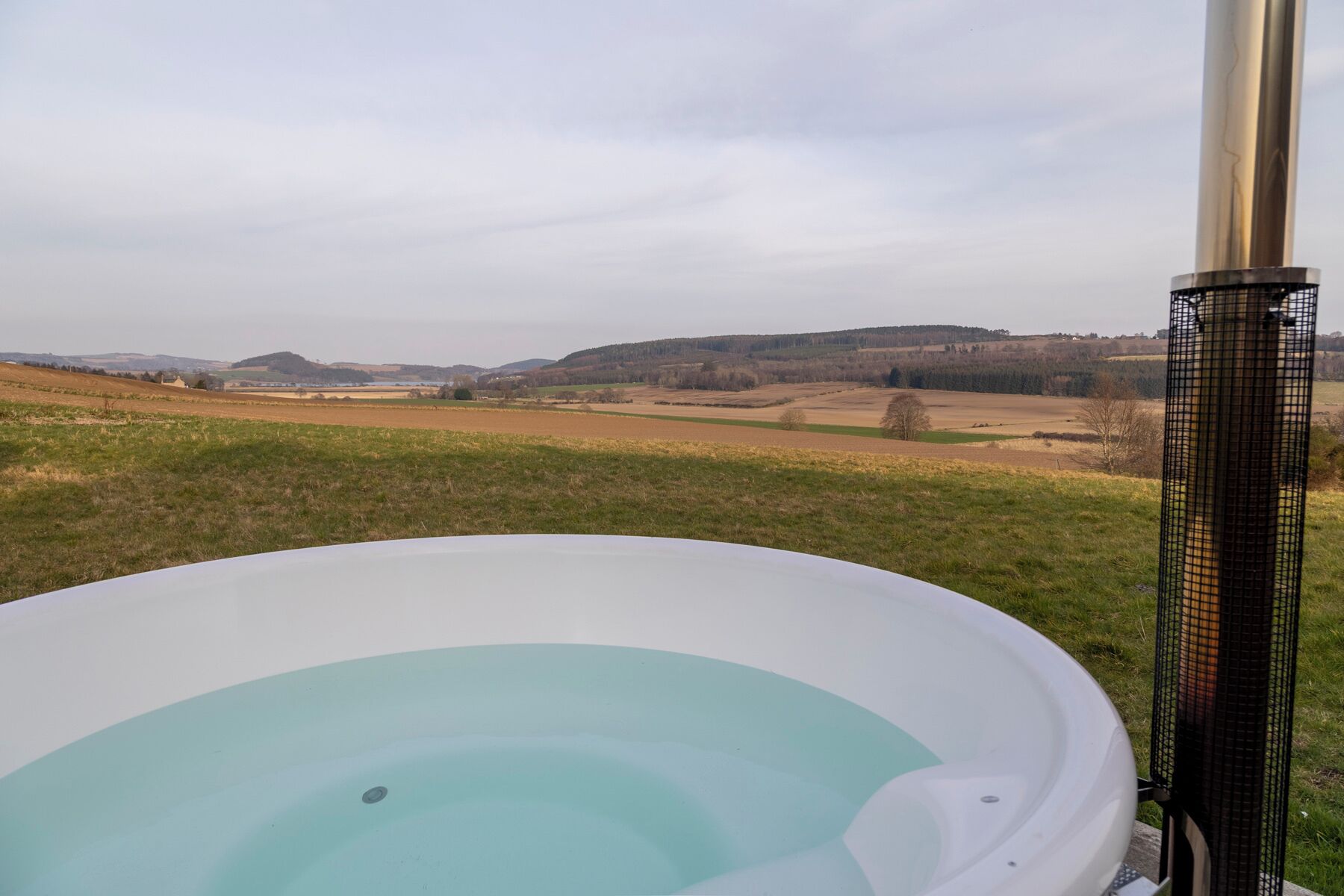 Cottage | Outdoor spa tub