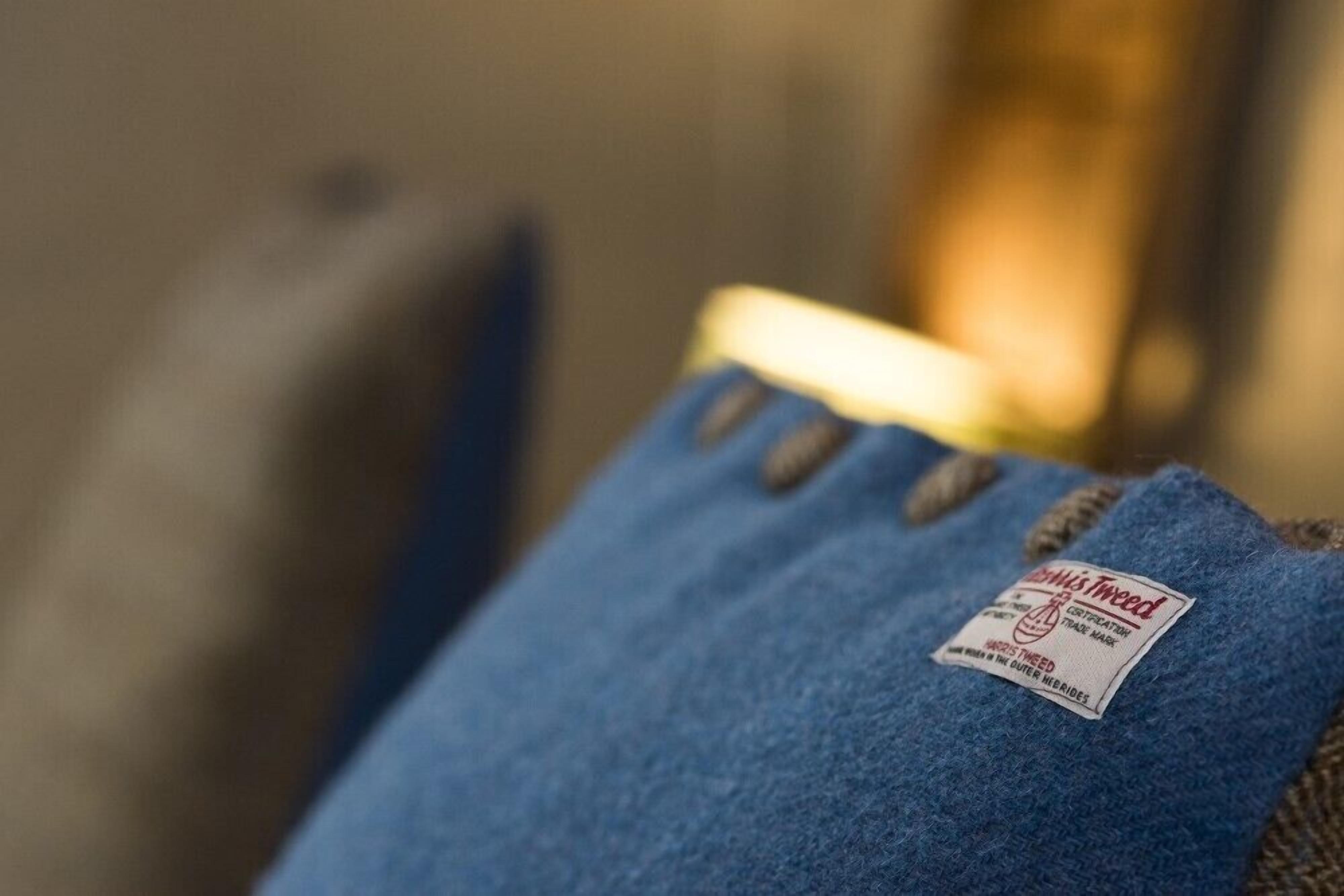 Et nærbillede af et denimstykke med en etiket, der angiver, at det er lavet af økologisk bomuld.