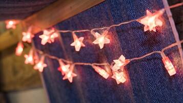 Una serie de luces en forma de estrella sobre un fondo de tela con textura.