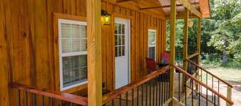 Escape to cozy 2-bedroom cabin near Ouachita Forest 4 min drive away