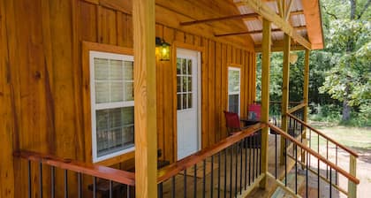 Escape to cozy 2-bedroom cabin near Ouachita Forest 4 min drive away