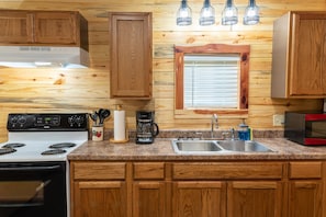 Fridge, microwave, oven, stovetop - Escape to cozy 2-bedroom cabin near Ouachita Forest 4 min drive away (Mena)