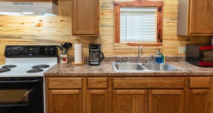 Escape to cozy 2-bedroom cabin near Ouachita Forest 4 min drive away