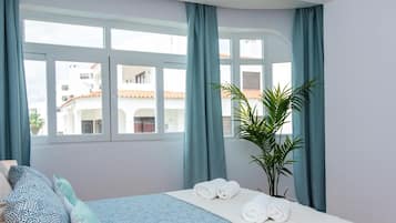 5 bedrooms, iron/ironing board, Internet, bed sheets