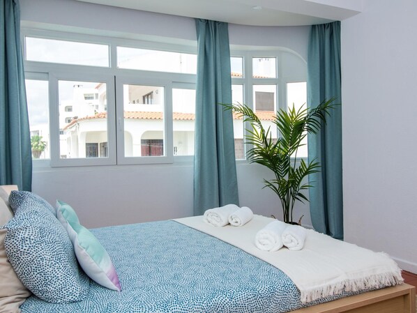 5 bedrooms, iron/ironing board, Internet, bed sheets