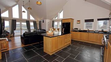 Cottage | Private kitchen | Fridge, dishwasher, cookware/dishes/utensils