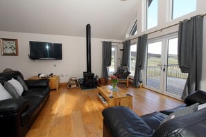 Cottage | Living room | DVD player - Ceann an Loch Cottage (Isle of Lewis)