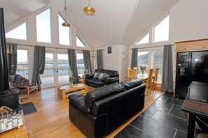 Cottage | Living room | DVD player - Ceann an Loch Cottage (Isle of Lewis)