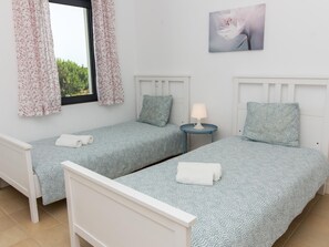 4 habitaciones, tabla de planchar con plancha, internet y ropa de cama 