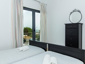 4 bedrooms, iron/ironing board, internet, bed sheets