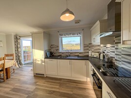 Cottage | Private kitchen | Fridge, dishwasher, cookware/dishes/utensils