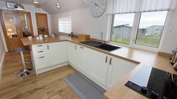 Cottage | Private kitchen | Fridge, dishwasher, cookware/dishes/utensils