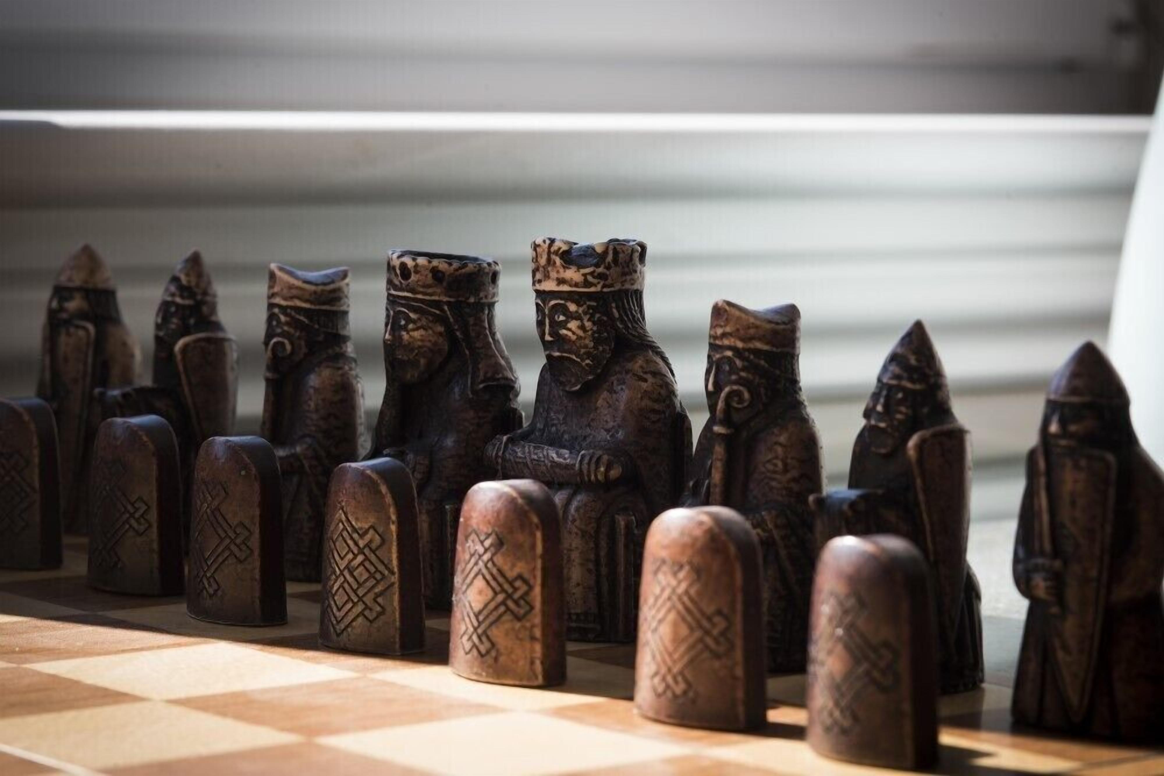 Un jeu d’échecs avec des pièces en bois finement sculptées.