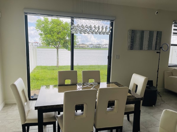 Dining - Amazing Lakefront Home, Central Location (Hialeah)