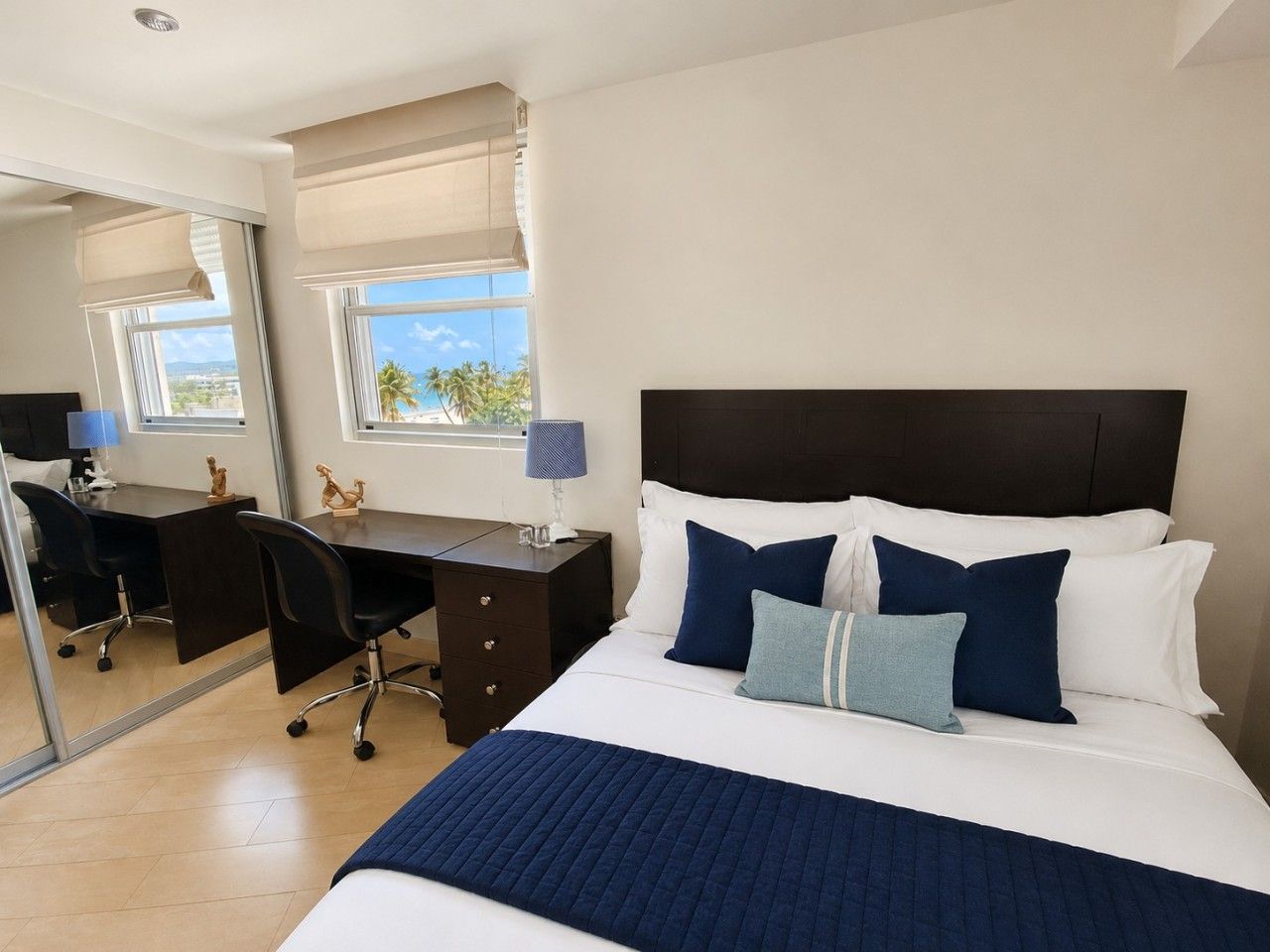 Una habitación de hotel con una cama, un escritorio y una silla.
