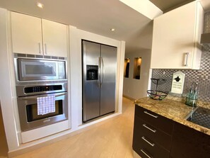 冰箱、微波炉、烤箱、炉灶