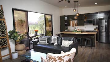 Smart TV, chimenea y libros