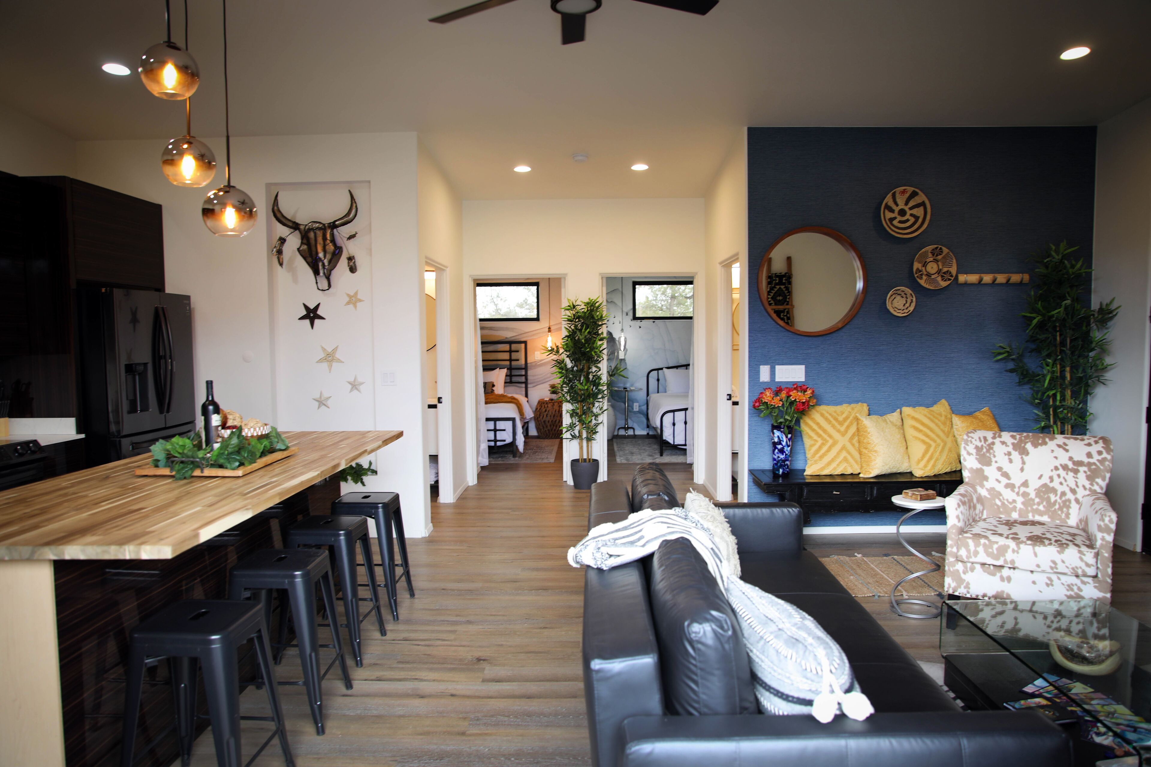 Een smart-tv, een open haard en boeken