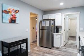 Interior - Madrona's Cottage B (North Charleston)