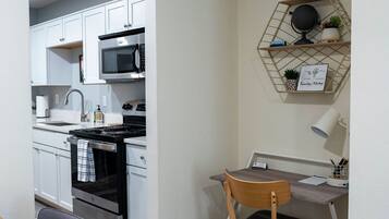 Frigorifero, microonde, forno, piano cottura
