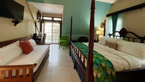 Ein Hotelzimmer mit Bett, Sofa, Schreibtisch und Stuhl.