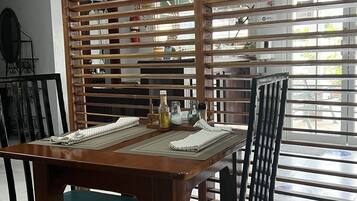 Breakfast, lunch and brunch served