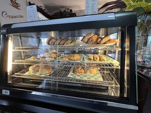 Petit déjeuner, déjeuner et brunch servis sur place