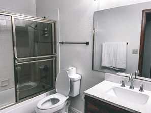 Combined shower/bathtub, hair dryer, towels, soap - Cozy, Single Story house with High Speed Internet near Las Vegas BLVD (Las Vegas)