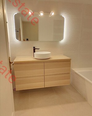Badewanne, Haartrockner, Toilettenpapier