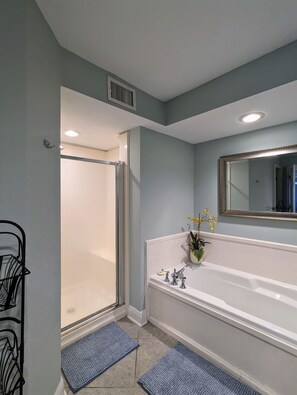 Combined shower/tub, hair dryer, towels