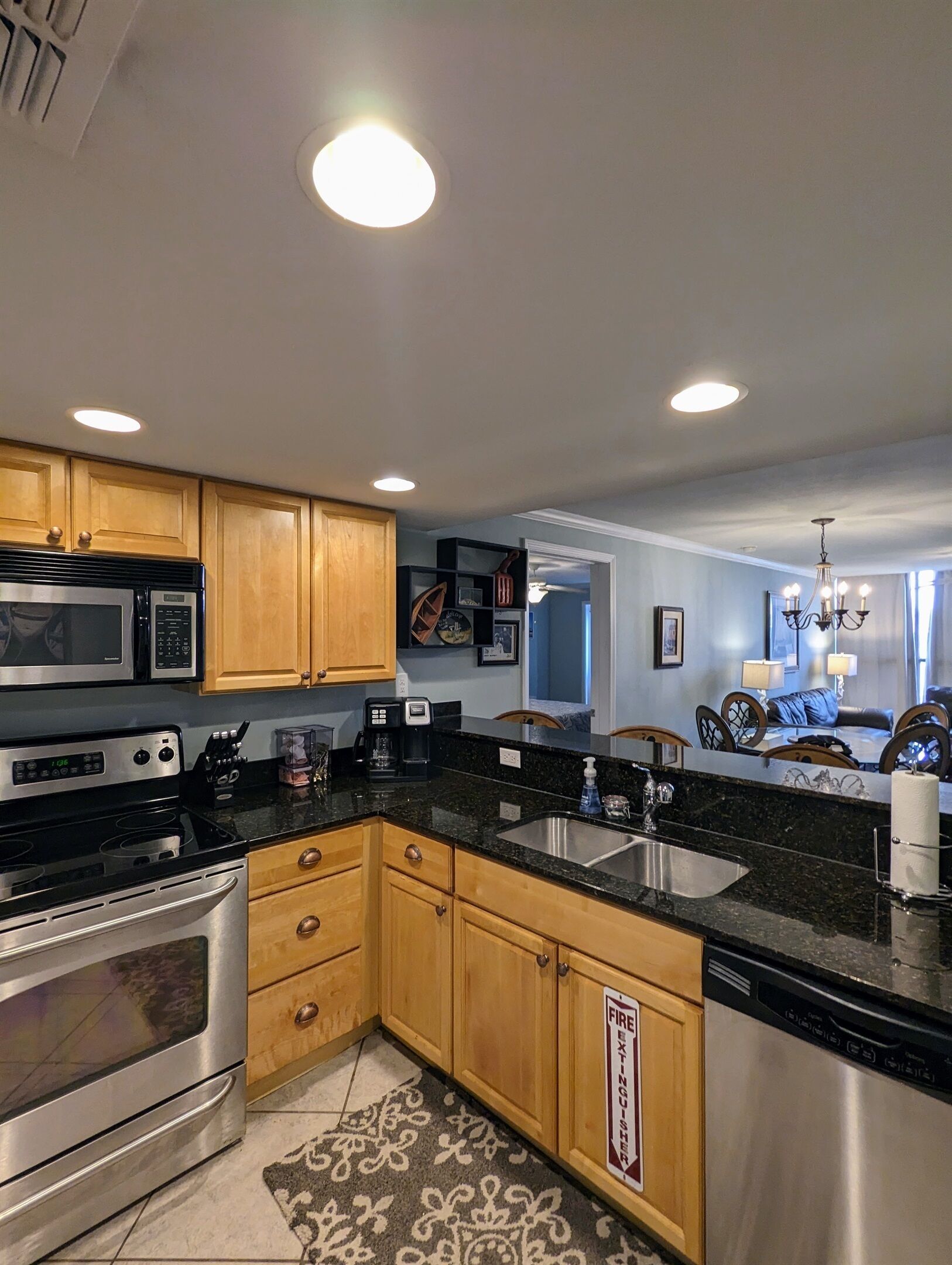 Grand réfrigérateur, micro-ondes, four, plaque de cuisson