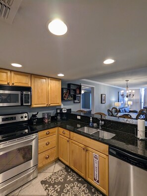 Großer Kühlschrank, Mikrowelle, Ofen, Herdplatte